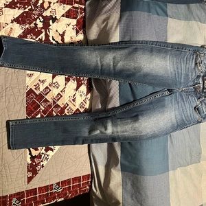 Hollister jeans size 1S w25 L28. More of a light wash pair of jeans.